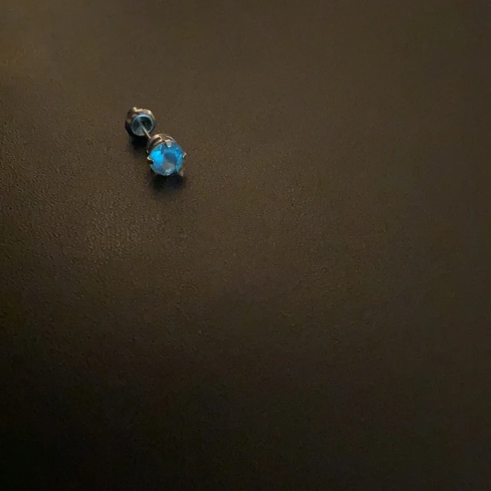 Earring - Picture 2 of 4